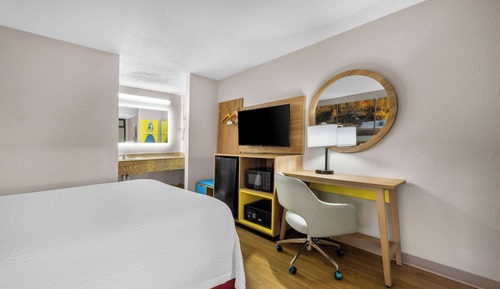 Room, 1 King Bed, Smoking