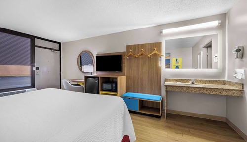 Room, 1 King Bed, Accessible, Smoking (Mobility/Hearing Impaired)