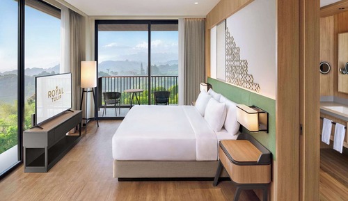 Executive Suite, 1 King Bed, Garden View