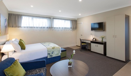 Suite, 1 King Bed, Accessible