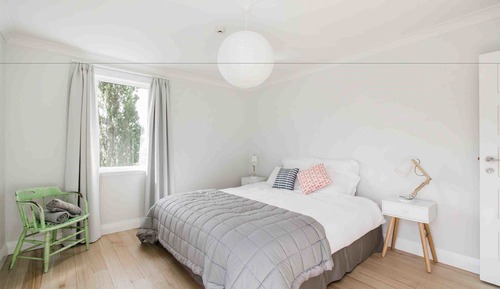 King/Twin with Balcony (Shared Bathroom)