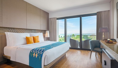 Classic Room, 1 King Bed, Pool View