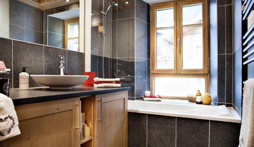 One-Bedroom Apartment (4 Adults) with Spa Access