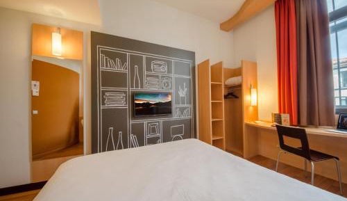 Standard Room with 1 double bed and 1 single bed