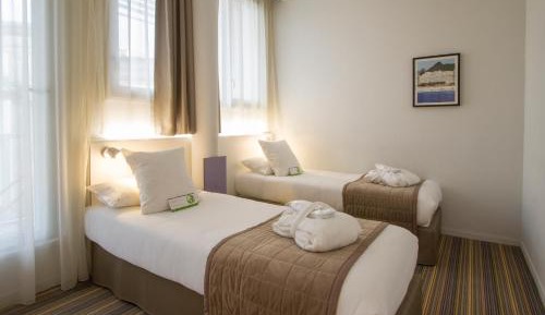 One-Bedroom Apartment with Twin Beds and Lounge Area with Sofa Bed