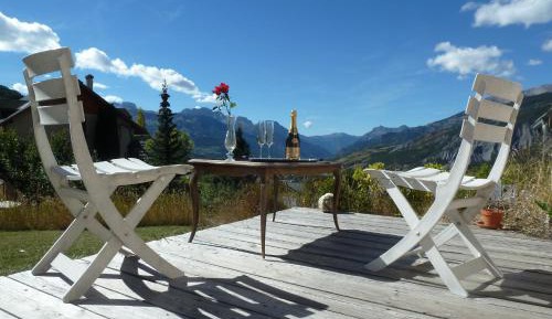 Apartment with Mountain View