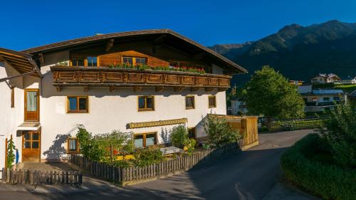 Apartment with Mountain View