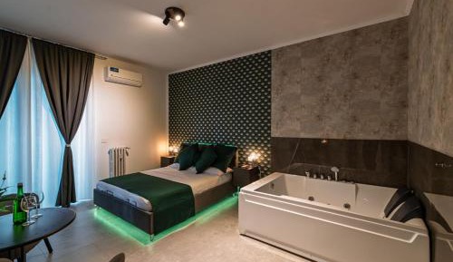 Suite with Hot Tub