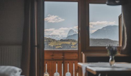 Apartment with Mountain View