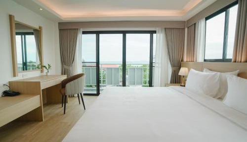 Deluxe Suite with Sea View