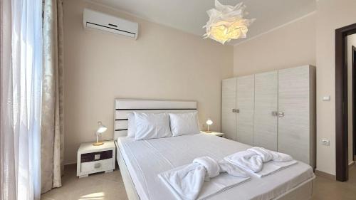 One-Bedroom Apartment with Park View