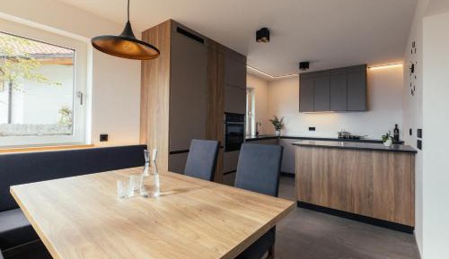 Apartment with Mountain View