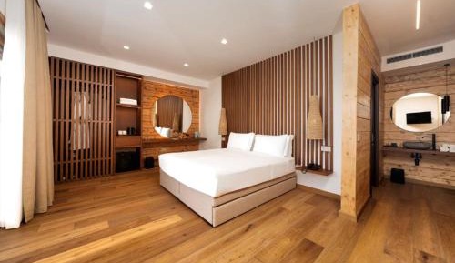 Villa with Jacuzzi and Lake View 