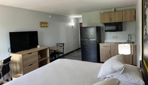 King Suite with Kitchenette - Non-Smoking