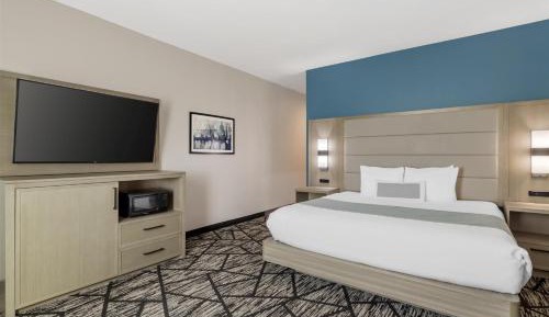 King Room with Roll-In Shower - Mobility Accessible