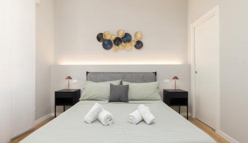 One-Bedroom Apartment with Lake View