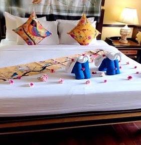 King Suite with Pool View