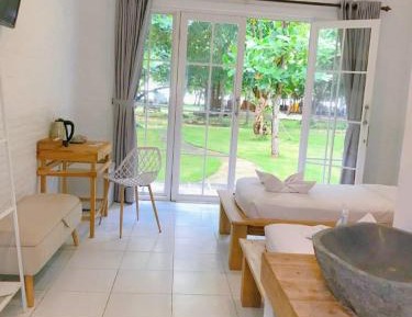 Deluxe Double or Twin Room with Pool Access