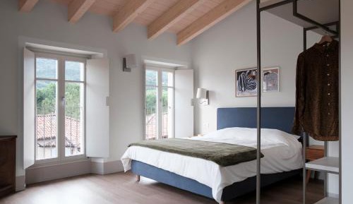 One-Bedroom Apartment with Lake View