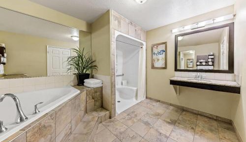 King Suite - Mobility Access/Non-Smoking