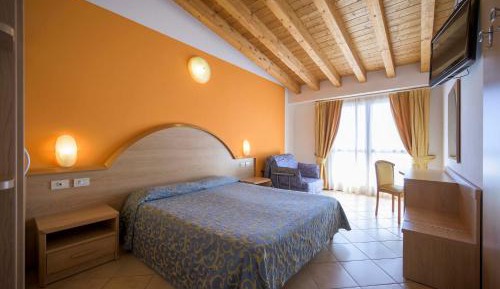 Twin Room with Balcony or Terrace and Lake View