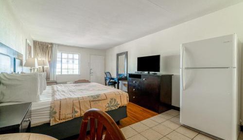 King Bed Smoking with Kitchenette