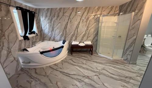 Suite with Hot Tub