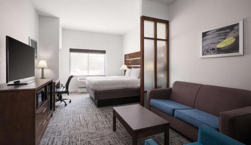 King Suite with Sofa Bed and Roll-In Shower - Disability Access