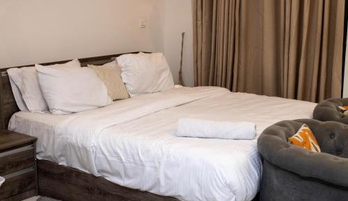 Deluxe Two-Bedroom Apartment with Garden View