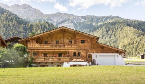 Apartment with Mountain View