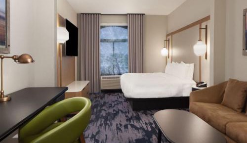 King Room with Adapted Tub - Mobility Accessible