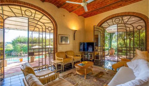 Eight-Bedroom Holiday Home