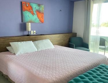 Queen Suite with Pool View