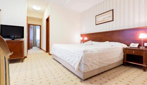 Three-Bedroom Suite  with Free Parking