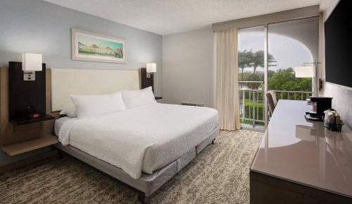 King Room with Adapted Tub - Mobility and Hearing Accessible