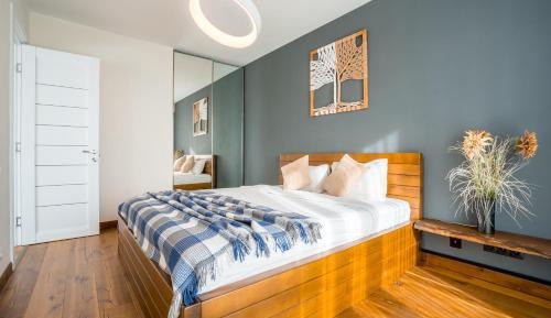 One-Bedroom Apartment with Balcony and Mountain View  
