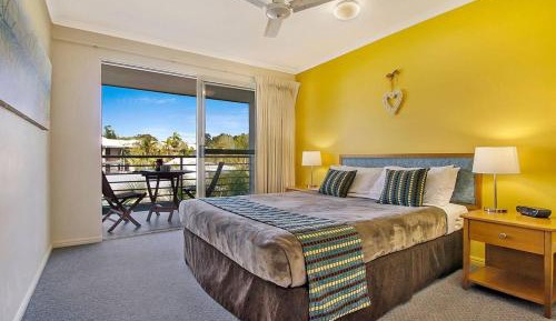 Three-Bedroom Townhouse with Pool View