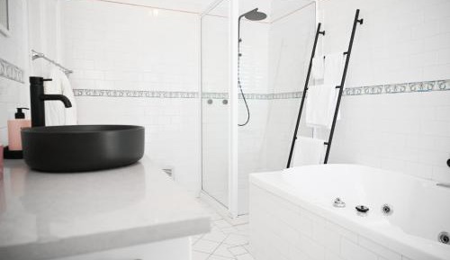 Deck Quarters - The Grande Vista - King Suite with Spa
