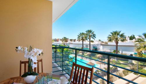 Apartment with Pool View 