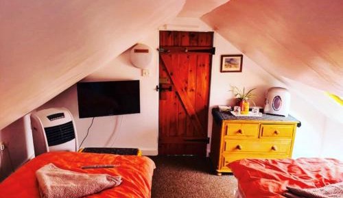 Twin Room with Private Bathroom