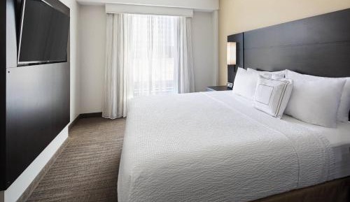 One-Bedroom King Suite with Sofa Bed and Roll-in Shower - Mobility and Hearing Accessible