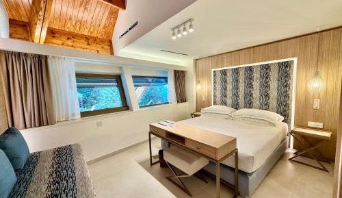 Deluxe Double Room with Side Sea View