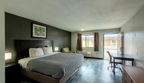 King Bed with Kitchenette Non-Smoking
