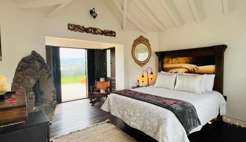 Deluxe Suite with Bath