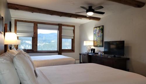 Queen Room with Two Queen Beds with Mountain View