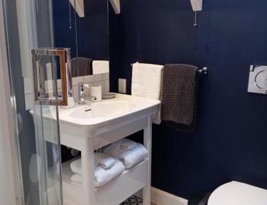 Deluxe Queen Suite