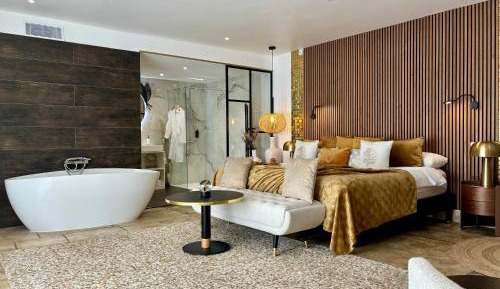 Suite with Hot Tub