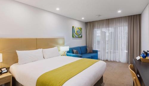 Deluxe Room with One King Bed - City side