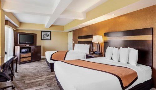 Queen Suite with Two Queen Beds and Spa Bath - Sofa Bed/Non-Smoking