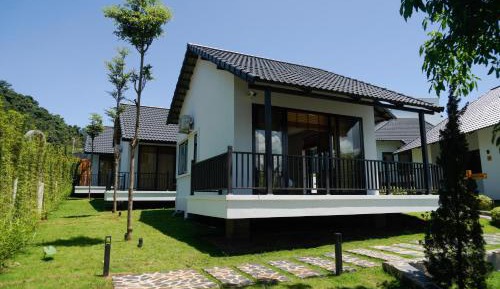 Bungalow with Garden View